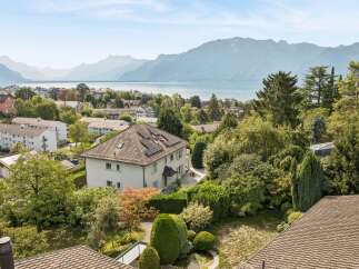 Discover this stunning property with a beautiful garden and a serene lake view, perfect for those seeking tranquility.