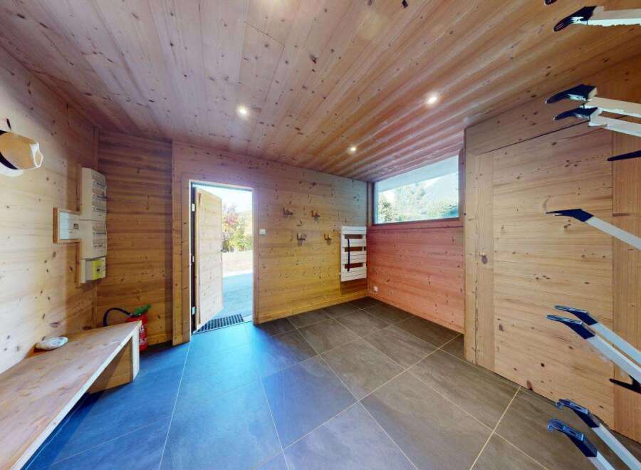 Discover this charming ski room, perfect for your mountain adventures.