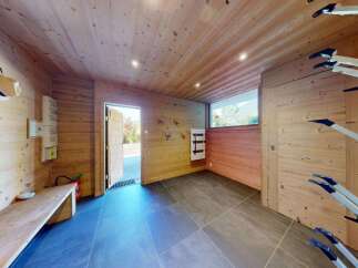 Discover this charming ski room, perfect for your mountain adventures.