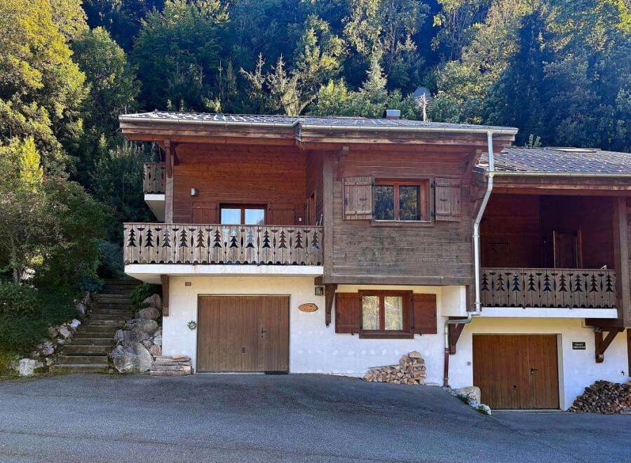 Discover this charming wooden chalet nestled in a serene mountain setting, perfect for a cozy getaway.