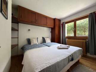 This charming bedroom features two comfortable twin beds with stylish patterned bedding and plush pillows.
