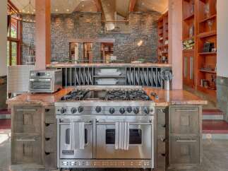 Experience culinary excellence in this stunning chef's kitchen, featuring a professional-grade Viking range and a spacious granite countertop perfect for meal preparation.