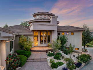 For Sale in Reno with 5 Bedrooms and 4 Bathrooms