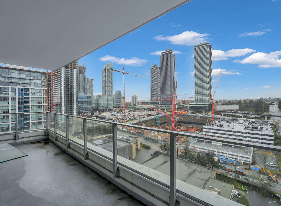Experience breathtaking city and construction views from this spacious balcony, perfect for enjoying your morning coffee or evening relaxation.