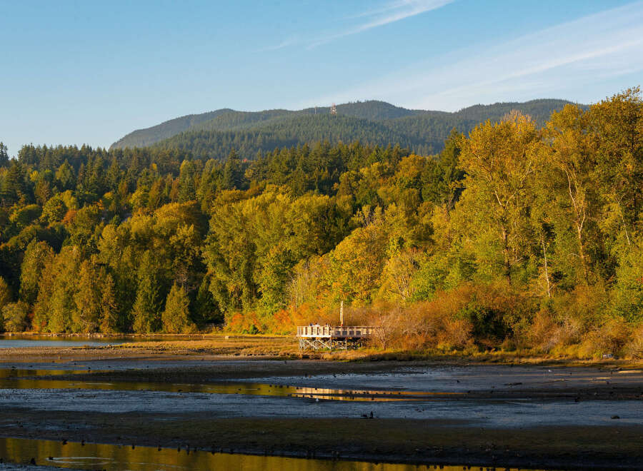 Discover this stunning waterfront property, perfect for nature lovers and outdoor enthusiasts.