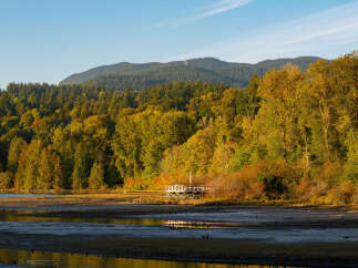 Discover this stunning waterfront property, perfect for nature lovers and outdoor enthusiasts.