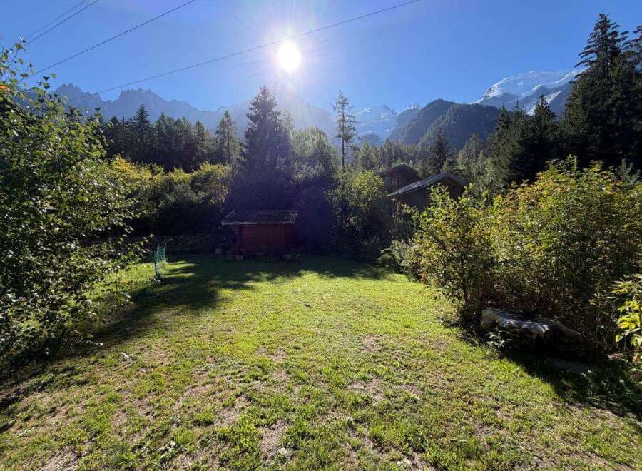 Experience the serene beauty of the Alps from this charming property, nestled amidst lush greenery and offering breathtaking mountain views.