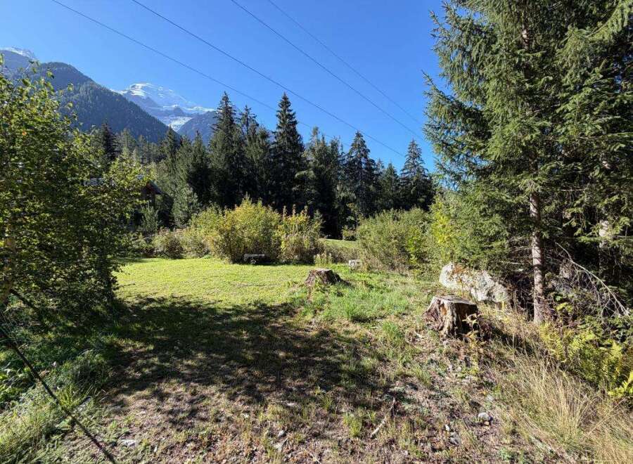 Discover this stunning property nestled amidst the majestic Alps, offering breathtaking mountain views and a serene natural setting.