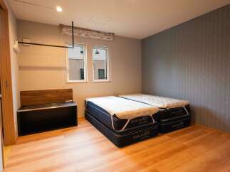 Discover comfort and style in this spacious bedroom featuring two twin beds, perfect for accommodating guests or family.