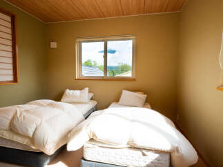 Experience serene comfort in this charming bedroom featuring two twin beds, perfect for accommodating guests or family.