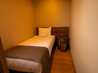 Discover this cozy single room, perfect for solo travelers seeking comfort and simplicity.