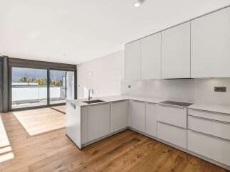 Semi-Detached in Fully with 5 Bedrooms and 4 Bathrooms