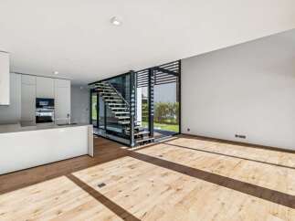 Semi-Detached in Fully with 5 Bedrooms and 4 Bathrooms