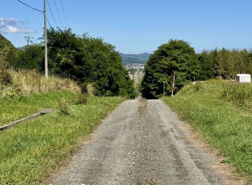 Discover this charming property nestled amidst rolling hills and lush greenery.