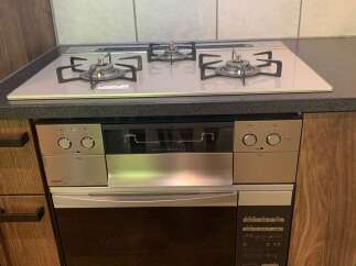 This modern kitchen features a sleek gas stovetop with multiple burners, perfect for any culinary enthusiast.