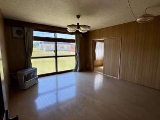 Discover a spacious room with large windows offering ample natural light and a view of the outdoors.