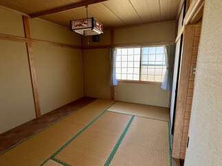 Discover this charming Japanese-style room featuring traditional tatami mat flooring and natural wood accents.