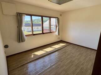 Discover this bright and airy room featuring a large window that floods the space with natural light.
