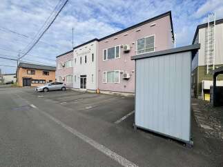 Discover this charming property featuring a modern building with ample parking space.