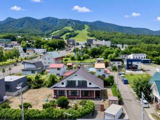 Discover this charming residential area nestled at the foot of lush green mountains, perfect for outdoor enthusiasts.