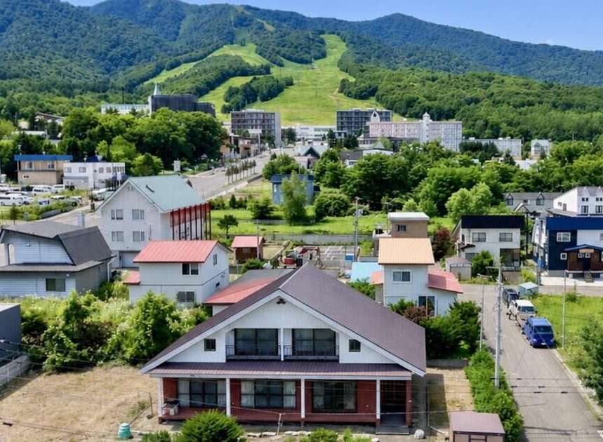 Discover this charming property nestled in a picturesque mountain town, offering a perfect blend of residential comfort and natural beauty.