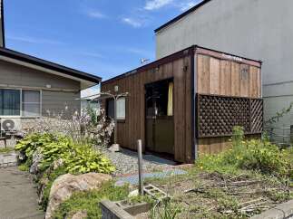 Discover this charming, compact dwelling, perfect for a minimalist lifestyle or as a unique guest house.