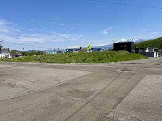 Discover this prime location with stunning mountain views, perfect for building your dream home or a commercial venture.