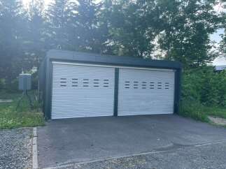 Discover this spacious double garage, perfect for protecting your vehicles or for use as a workshop.