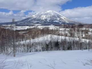 Experience the serene beauty of a winter wonderland with this stunning mountain landscape.
