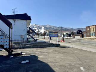 Discover this charming property with a view of the snow-capped mountains, perfect for a ski resort getaway.