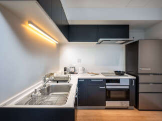 Discover this modern and efficient kitchen, perfect for any home.