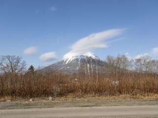 Discover the serene beauty of this mountain landscape, perfect for those seeking tranquility and a connection with nature.