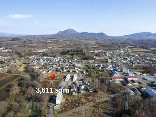 Discover this expansive 3,611 sqm property, offering ample space for development or expansion.