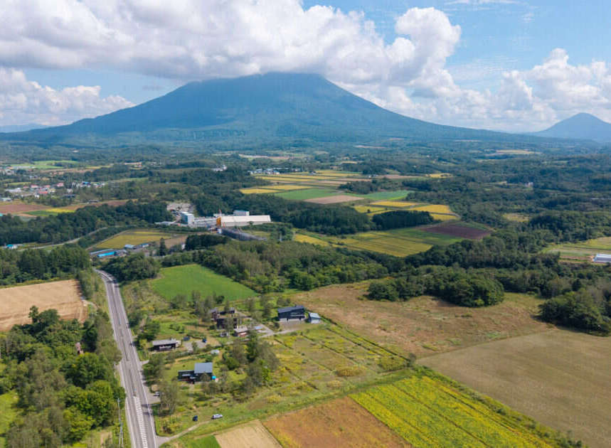 Discover this stunning rural landscape featuring a majestic mountain backdrop, perfect for those seeking tranquility and natural beauty.