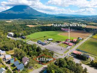 Discover this prime 1,222 sqm plot of land, perfectly situated near the scenic Takahashi Milk Kobo and offering breathtaking views of Mount Yotei.