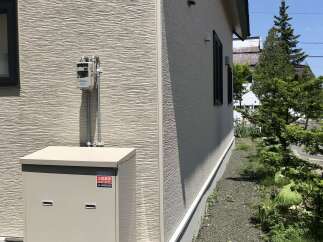 This property features a modern gas meter and a secure gas tank enclosure, ensuring efficient and safe utility services.