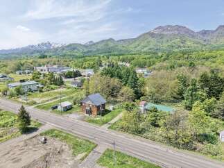 Discover this charming property nestled amidst lush greenery and majestic mountains.