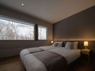 Experience comfort and style in this modern hotel room featuring two plush beds, perfect for a restful night's sleep.