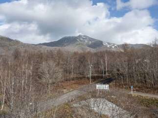 Discover a serene mountain landscape perfect for a tranquil retreat or a nature-inspired getaway.