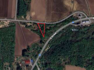 Discover this prime parcel of land, ideally situated near a scenic road and surrounded by lush greenery and agricultural fields.