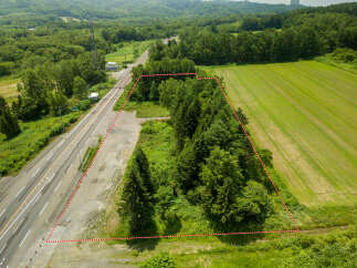 Discover this prime parcel of land, ideally situated adjacent to a main road and a railway line, offering excellent accessibility.