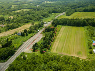 Discover this prime parcel of land, ideally situated adjacent to a well-traveled road and a railway line, offering excellent accessibility.