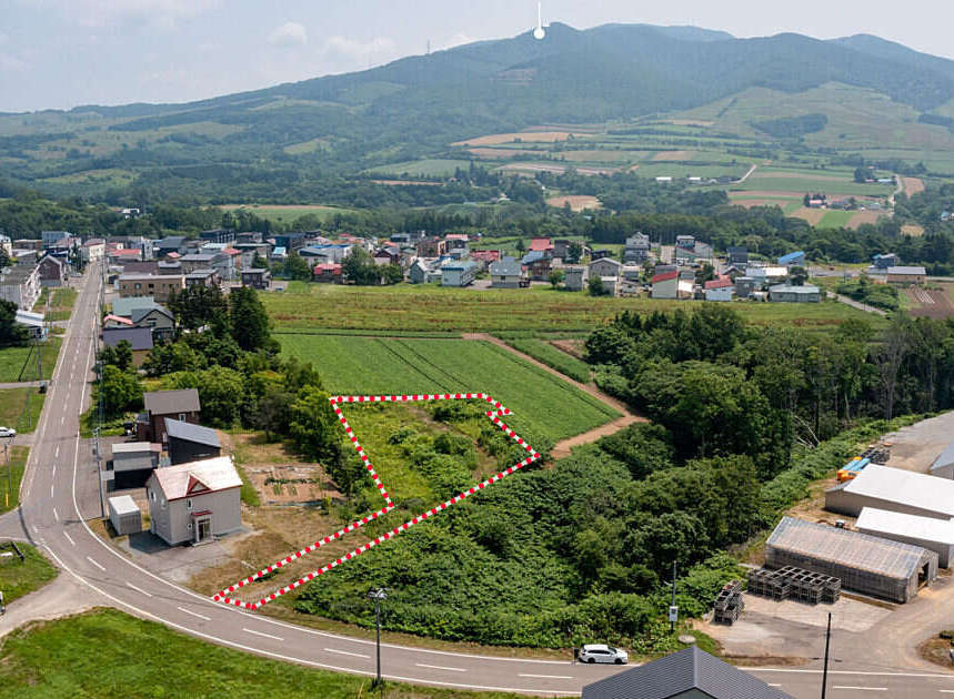 Discover this prime parcel of land, ideally situated in a serene rural setting with a majestic mountain backdrop.