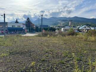 Discover this prime commercial property with excellent visibility and accessibility, perfect for a business looking to establish a strong presence.
