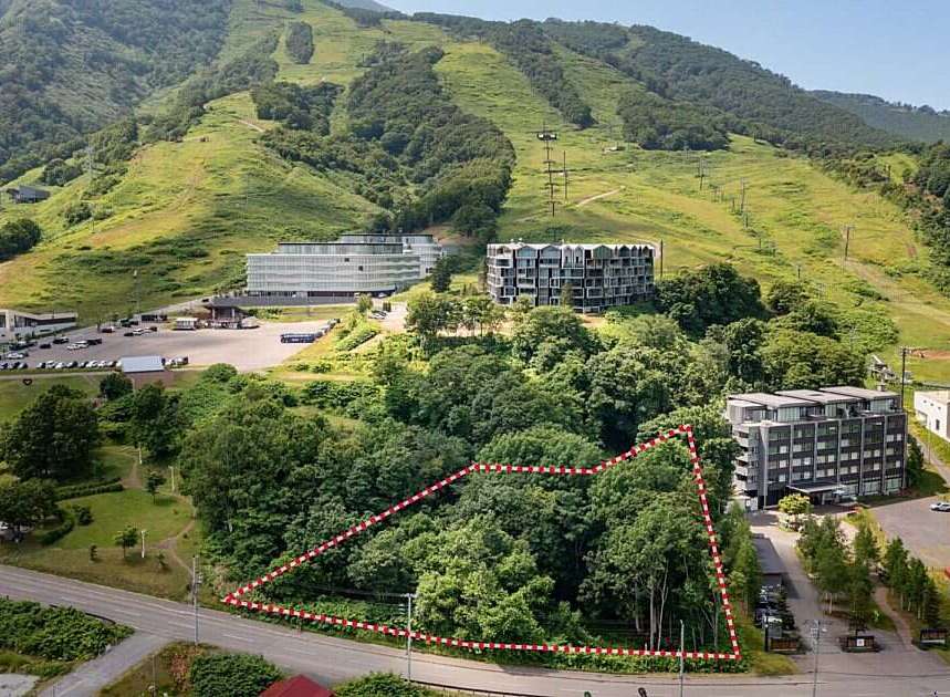Discover this prime parcel of land nestled amidst lush greenery, offering a serene escape with mountain views.