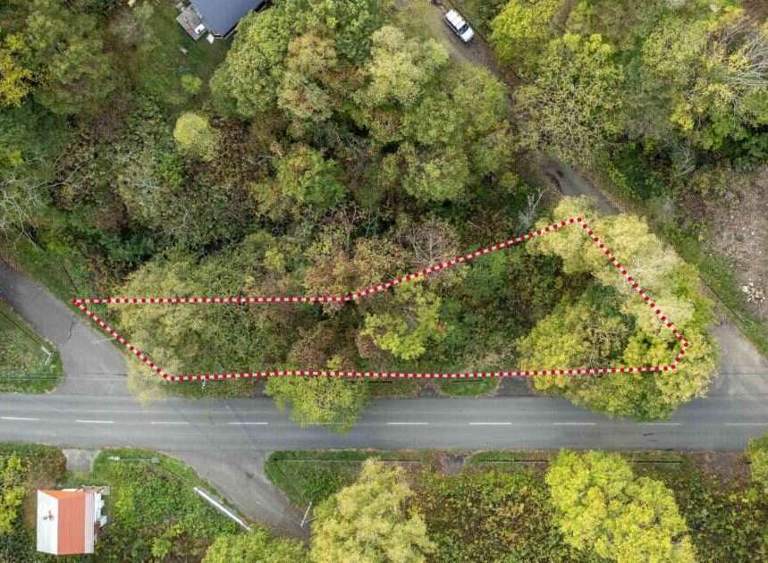 Discover this prime parcel of land, ideally situated adjacent to a paved road, offering excellent accessibility.
