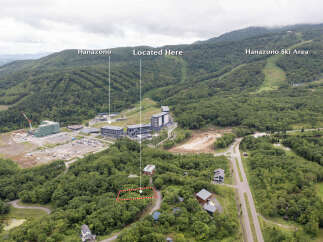 Discover your dream mountain retreat nestled amidst the lush greenery of Hanazono.