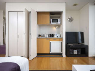 Discover this compact and efficient studio apartment, perfect for urban living.