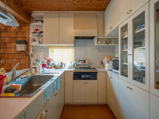 This charming kitchen features a spacious sink area with ample counter space, perfect for meal preparation.