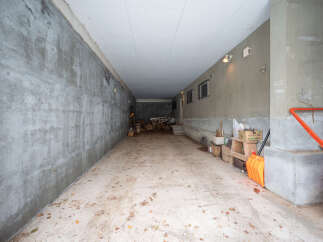 Discover this spacious and versatile garage space, perfect for storage or as a workshop.
